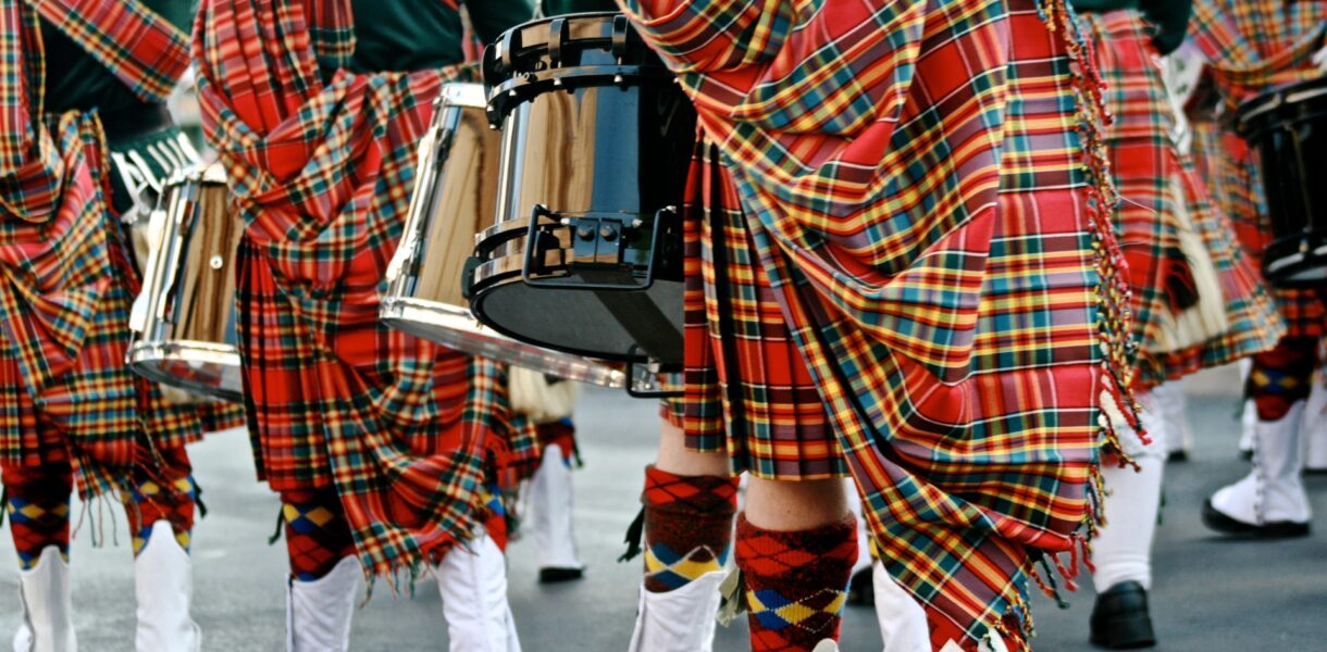 Pipers scozzesi in tartan