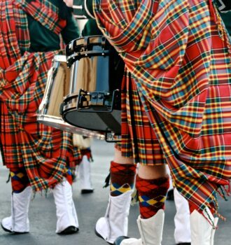 Pipers scozzesi in tartan