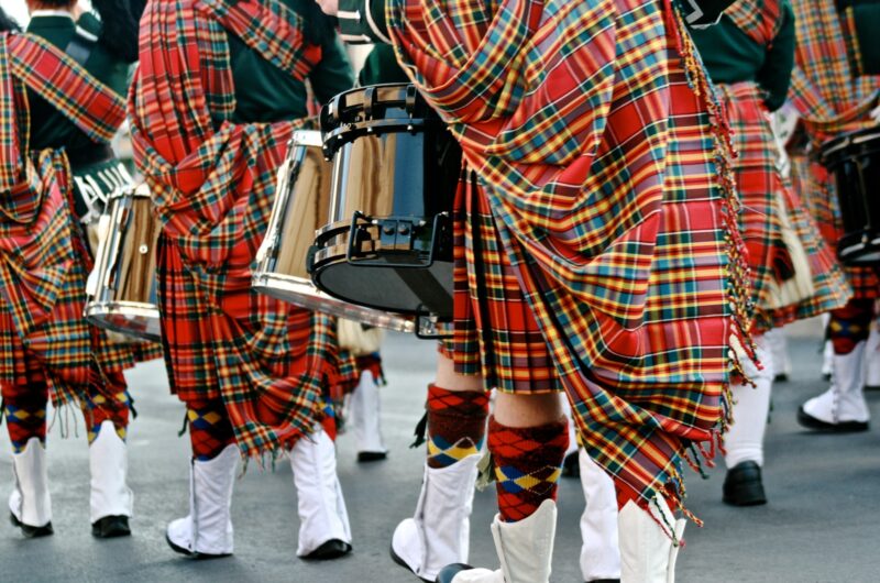 Pipers scozzesi in tartan