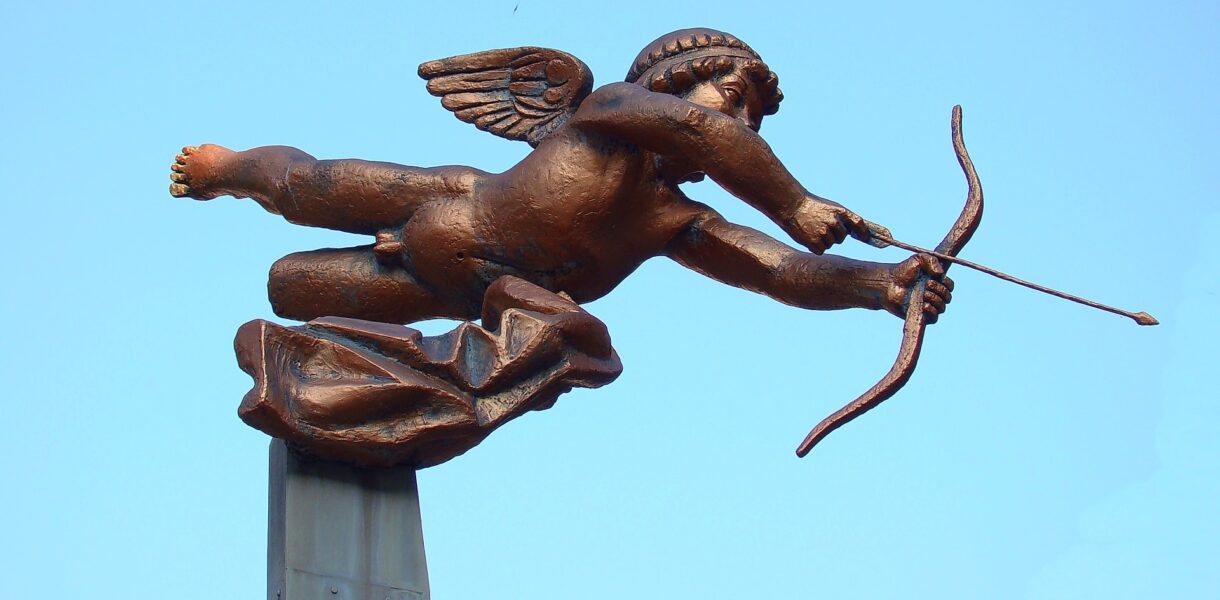 Statua di Cupido che scocca la freccia