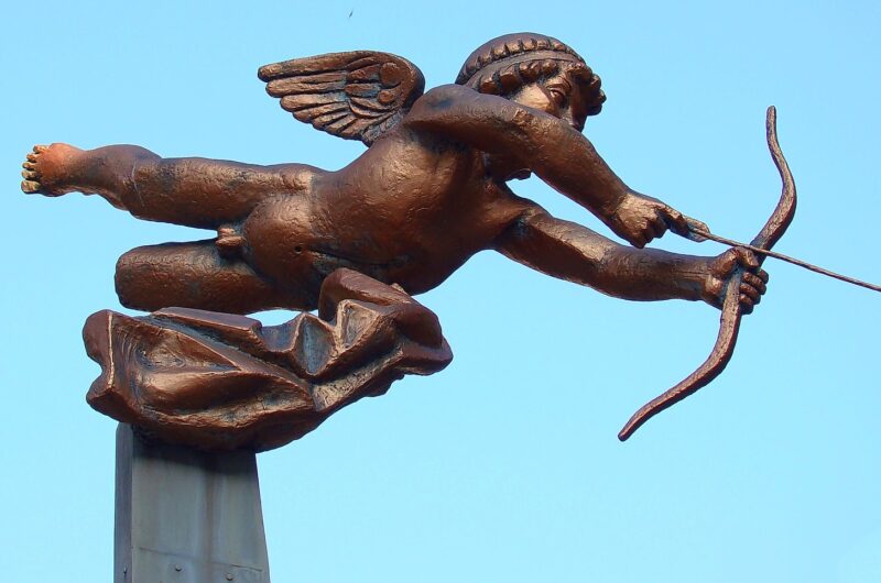 Statua di Cupido che scocca la freccia