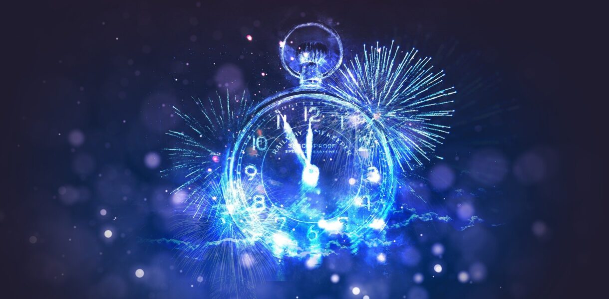 Orologio che segna pochi minuti a mezzanotte