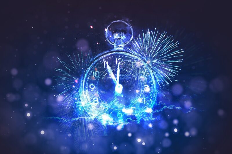 Orologio che segna pochi minuti a mezzanotte
