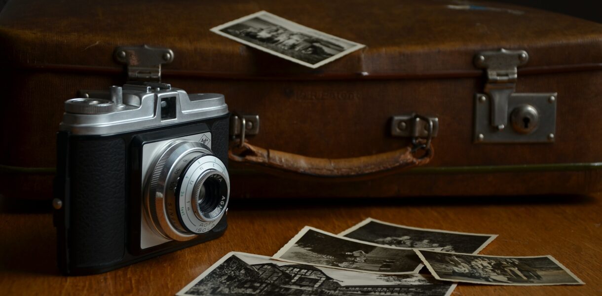 Macchinetta fotografica vintage e polaroid in bianco e nero