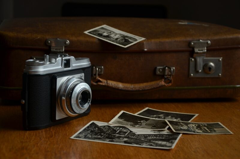 Macchinetta fotografica vintage e polaroid in bianco e nero