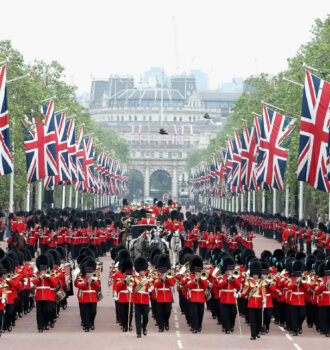 Le Foot Guards della Household Division sfilano durante il Trooping the Colour