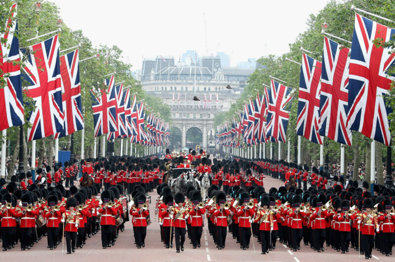 Le Foot Guards della Household Division sfilano durante il Trooping the Colour